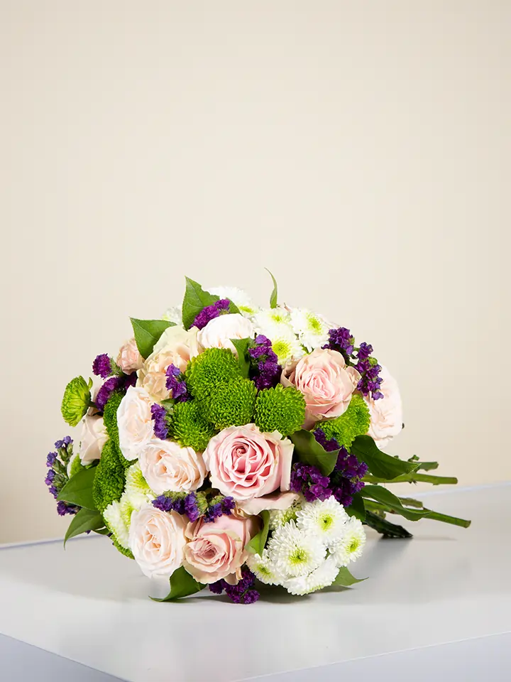 Bouquet rosellie rosa santini verdi bianchi statice viola close up